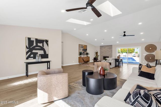 2276 E MERCER Lane, Phoenix, AZ 85028