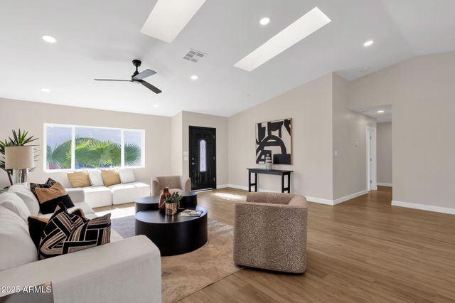 2276 E MERCER Lane, Phoenix, AZ 85028