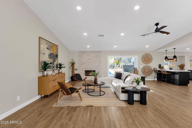 2276 E MERCER Lane, Phoenix, AZ 85028