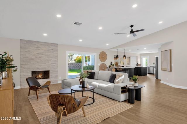 2276 E MERCER Lane, Phoenix, AZ 85028