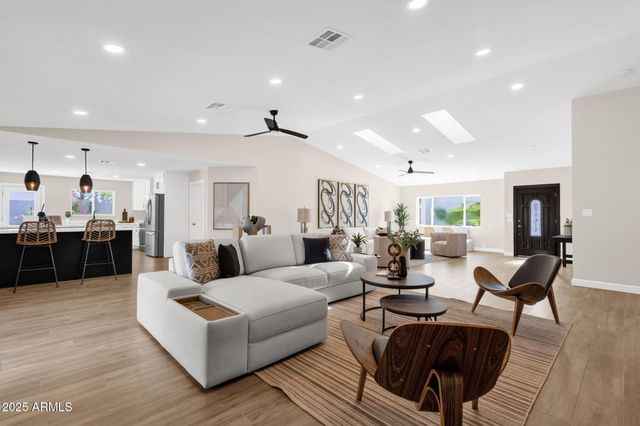 2276 E MERCER Lane, Phoenix, AZ 85028