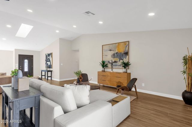 2276 E MERCER Lane, Phoenix, AZ 85028