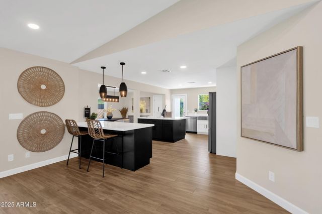 2276 E MERCER Lane, Phoenix, AZ 85028