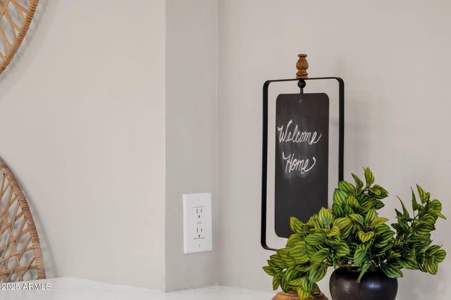 2276 E MERCER Lane, Phoenix, AZ 85028