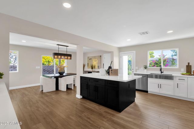 2276 E MERCER Lane, Phoenix, AZ 85028