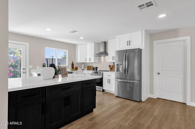 2276 E MERCER Lane, Phoenix, AZ 85028