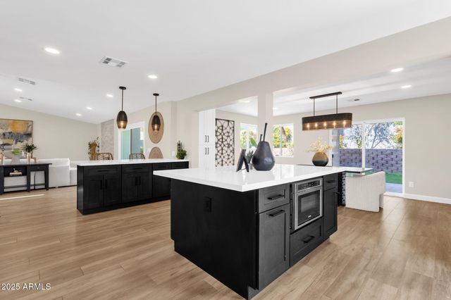 2276 E MERCER Lane, Phoenix, AZ 85028