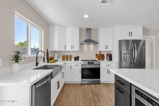 2276 E MERCER Lane, Phoenix, AZ 85028