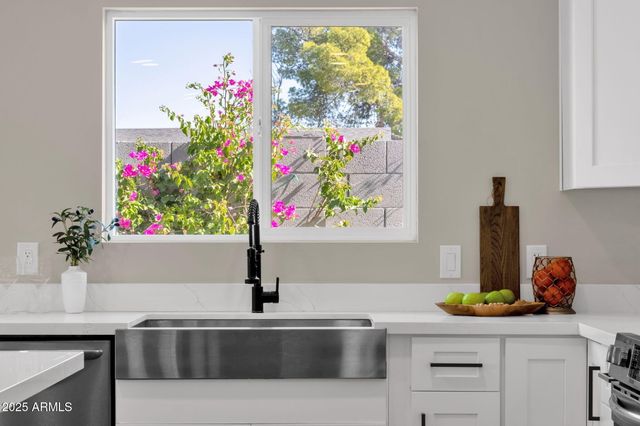 2276 E MERCER Lane, Phoenix, AZ 85028