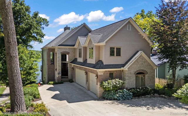 5619 Lakeview Boulevard, Hadley Township, MI 48438