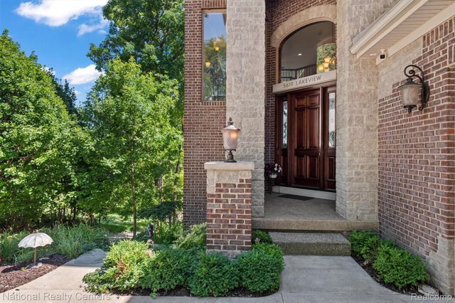 5619 Lakeview Boulevard, Hadley Township, MI 48438