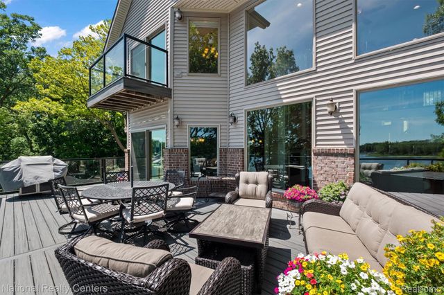 5619 Lakeview Boulevard, Hadley Township, MI 48438