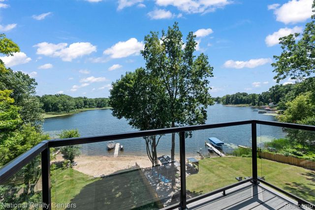 5619 Lakeview Boulevard, Hadley Township, MI 48438