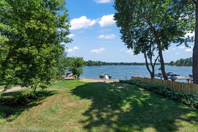 5619 Lakeview Boulevard, Hadley Township, MI 48438