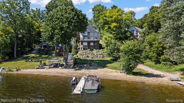 5619 Lakeview Boulevard, Hadley Township, MI 48438