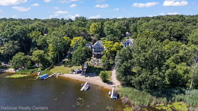 5619 Lakeview Boulevard, Hadley Township, MI 48438