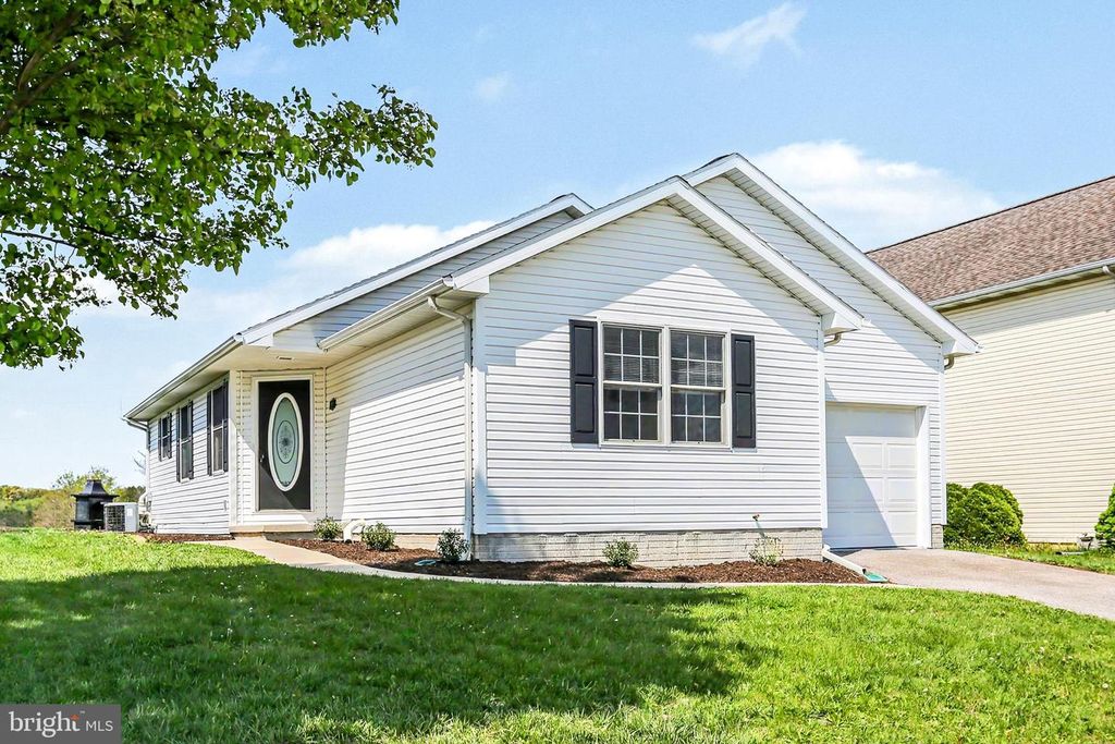 1443 WANDA DR, Hanover, PA 17331