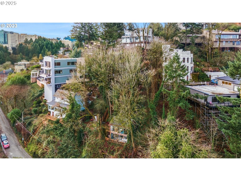 2590 Sw BUCKINGHAM Ave, Portland, OR 97201