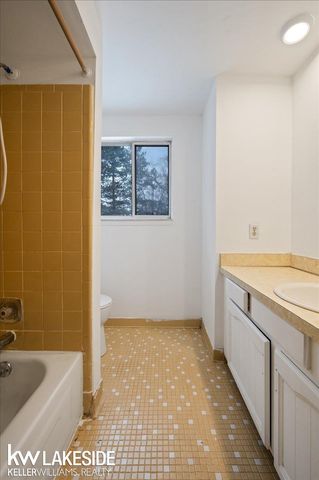 123 Nottingham Court, Troy, MI 48085