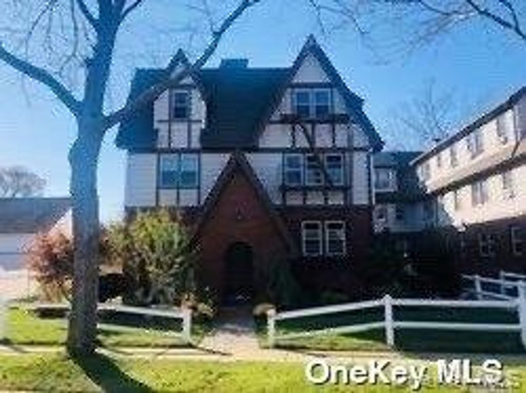 50 The Crescent C3, Babylon, NY 11702