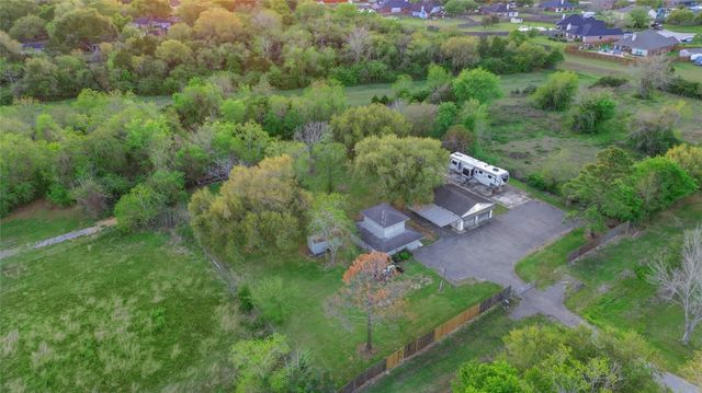 300 Mustang Road, Alvin, TX 77511