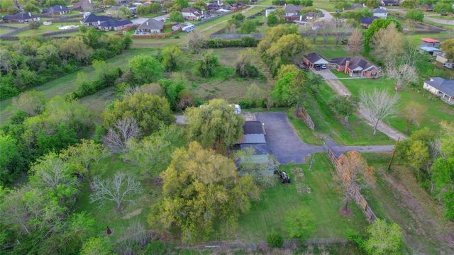 300 Mustang Road, Alvin, TX 77511