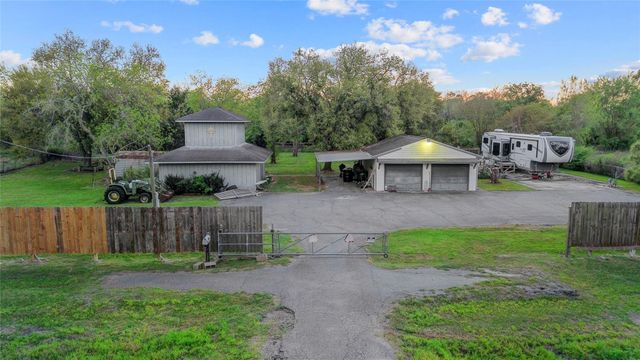 300 Mustang Road, Alvin, TX 77511