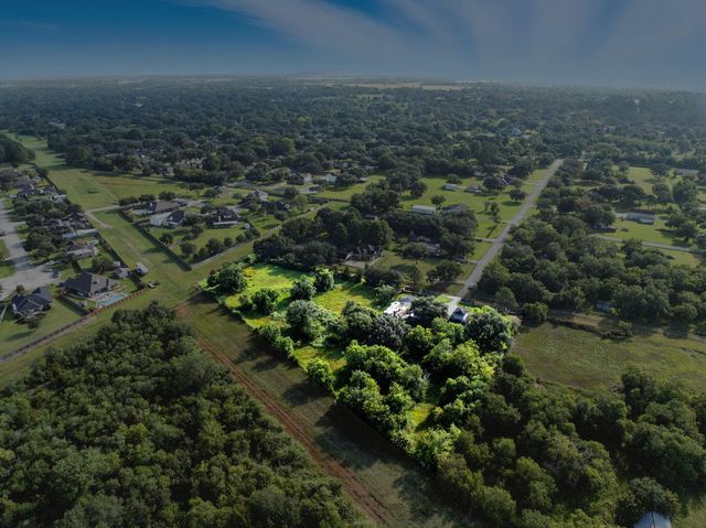 300 Mustang Road, Alvin, TX 77511