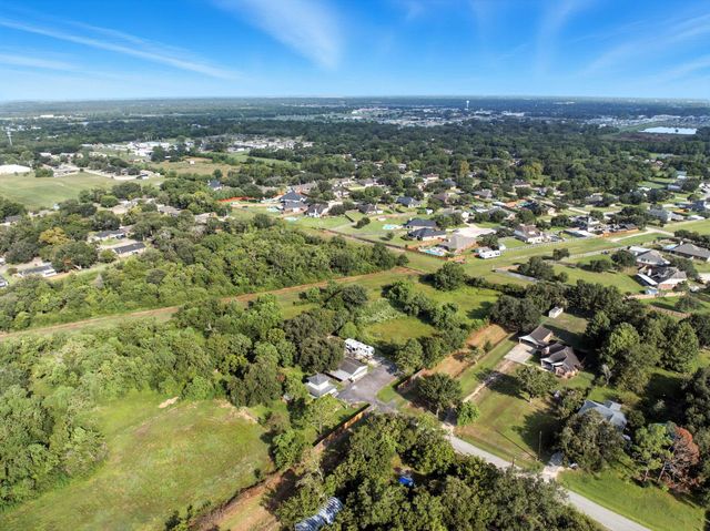 300 Mustang Road, Alvin, TX 77511