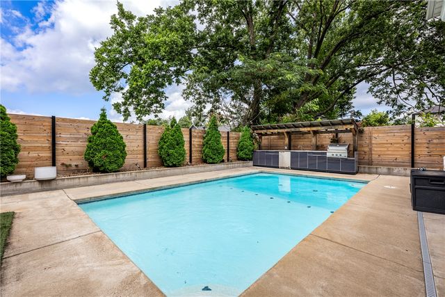 448 SW C Street, Bentonville, AR 72712