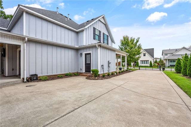 448 SW C Street, Bentonville, AR 72712