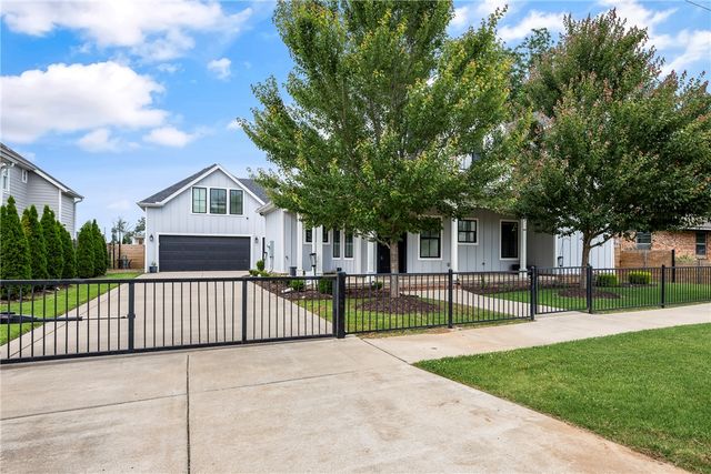 448 SW C Street, Bentonville, AR 72712