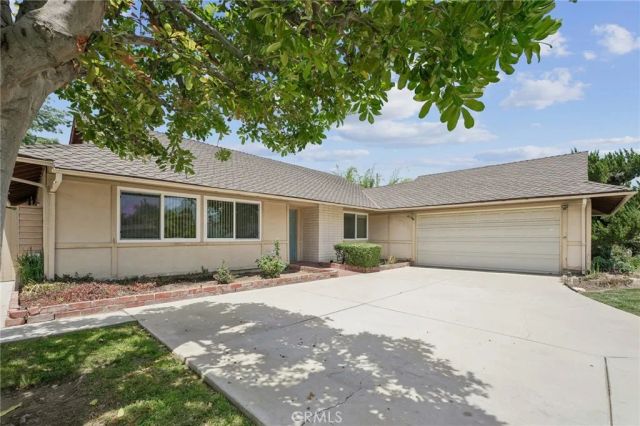 22259 Bassett, Canoga Park, CA 91303