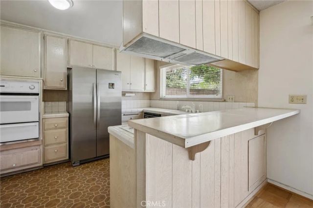 22259 Bassett, Canoga Park, CA 91303
