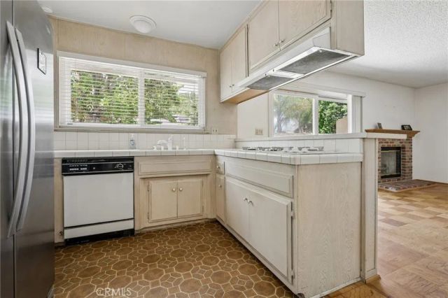 22259 Bassett, Canoga Park, CA 91303