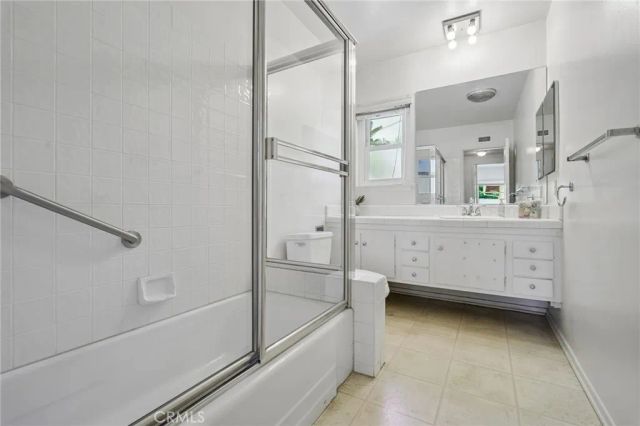 22259 Bassett, Canoga Park, CA 91303