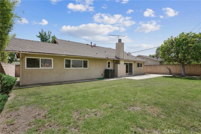22259 Bassett, Canoga Park, CA 91303