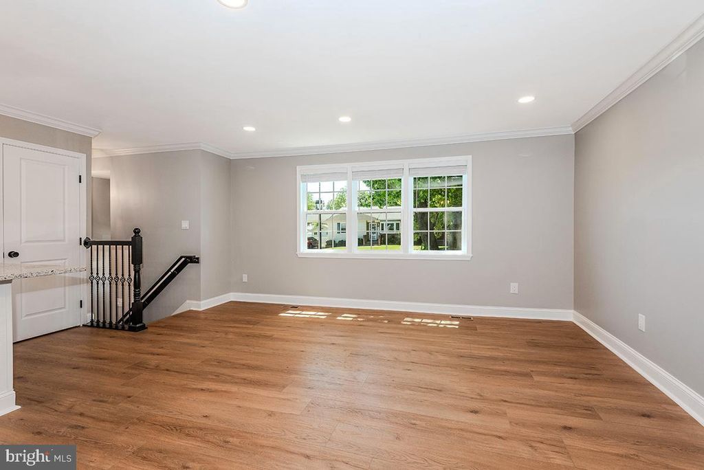 Image 10 of property listing at 7730 MIDDLEGATE CT, Pasadena, MD 21122
