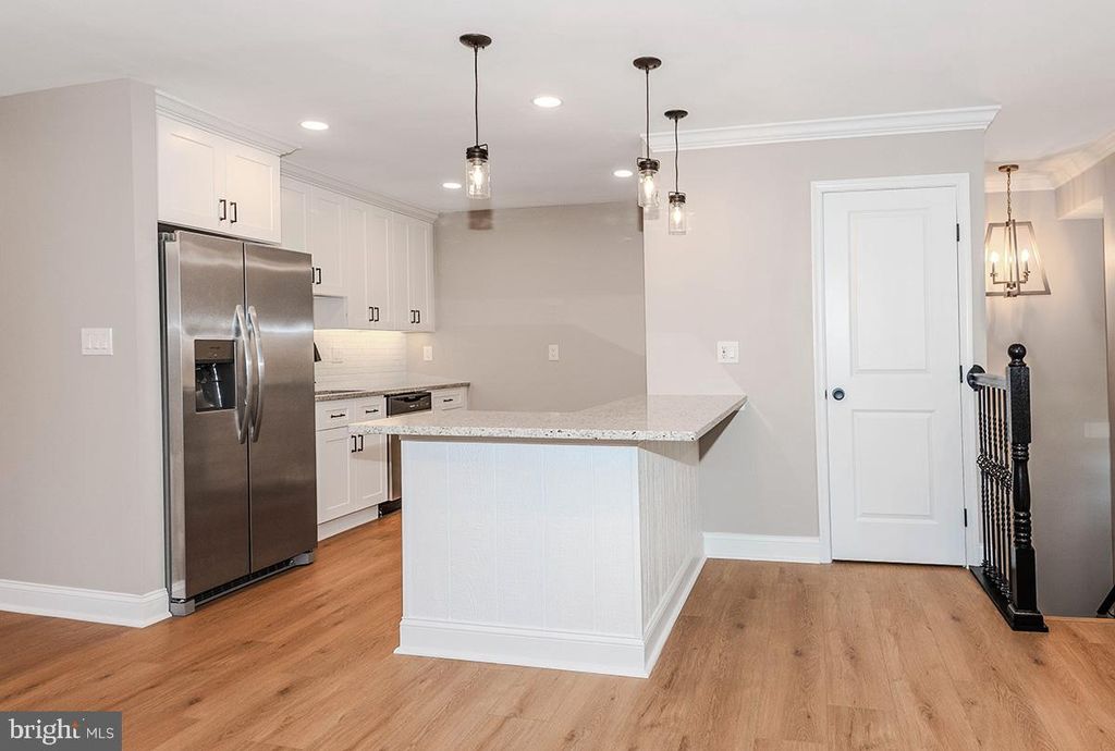 Image 12 of property listing at 7730 MIDDLEGATE CT, Pasadena, MD 21122