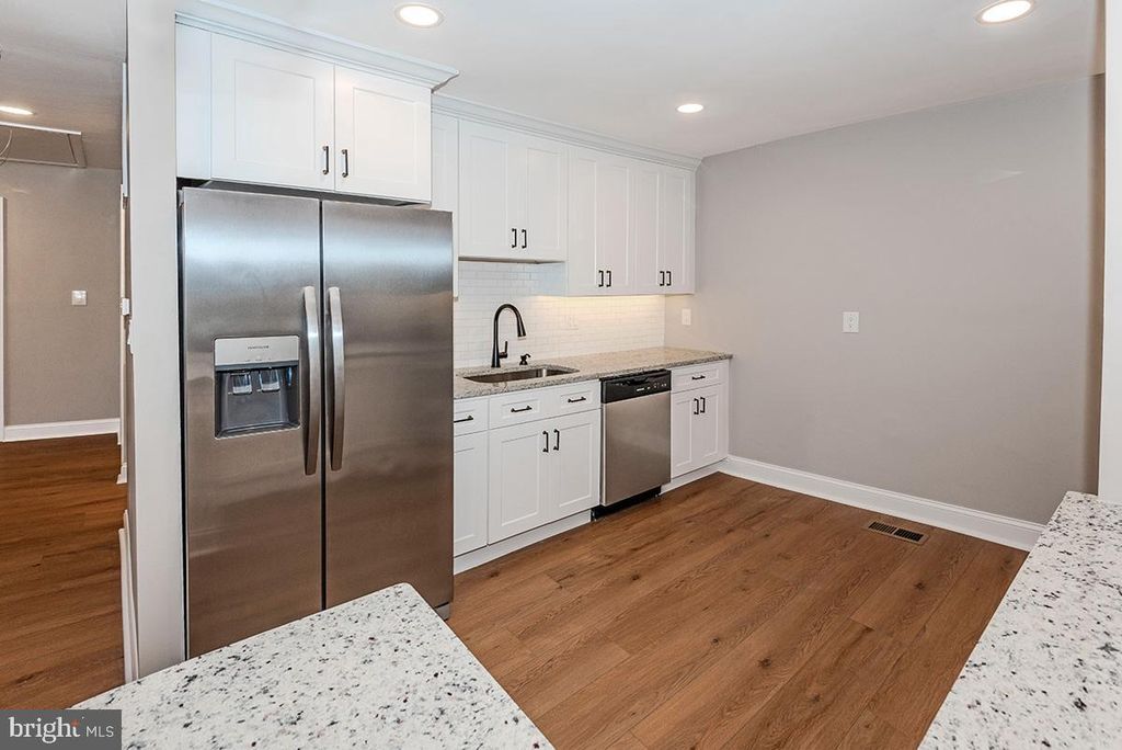 Image 13 of property listing at 7730 MIDDLEGATE CT, Pasadena, MD 21122