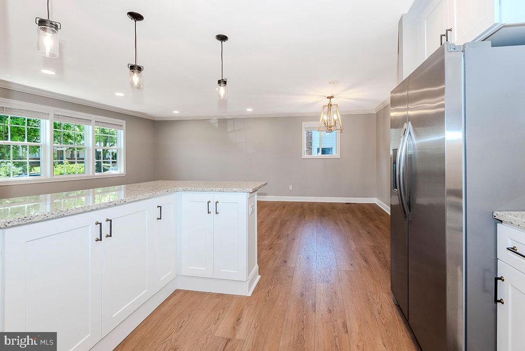 Image 14 of property listing at 7730 MIDDLEGATE CT, Pasadena, MD 21122