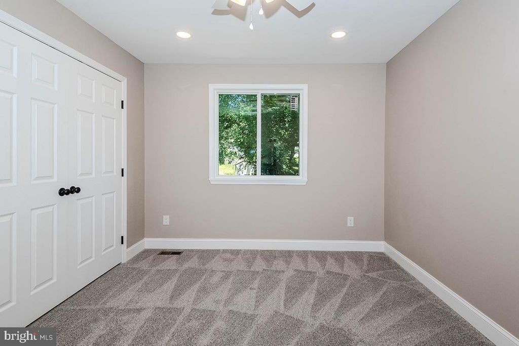Image 18 of property listing at 7730 MIDDLEGATE CT, Pasadena, MD 21122