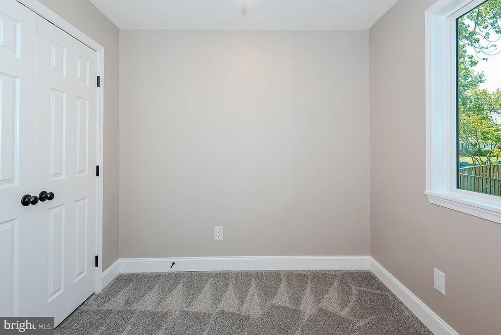 Image 23 of property listing at 7730 MIDDLEGATE CT, Pasadena, MD 21122