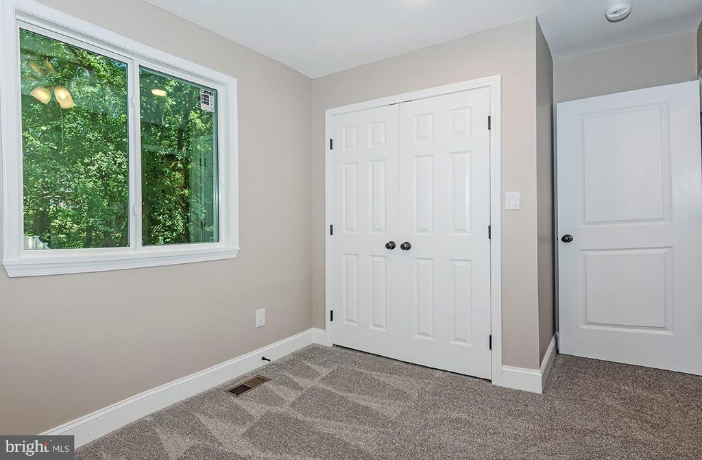Image 25 of property listing at 7730 MIDDLEGATE CT, Pasadena, MD 21122