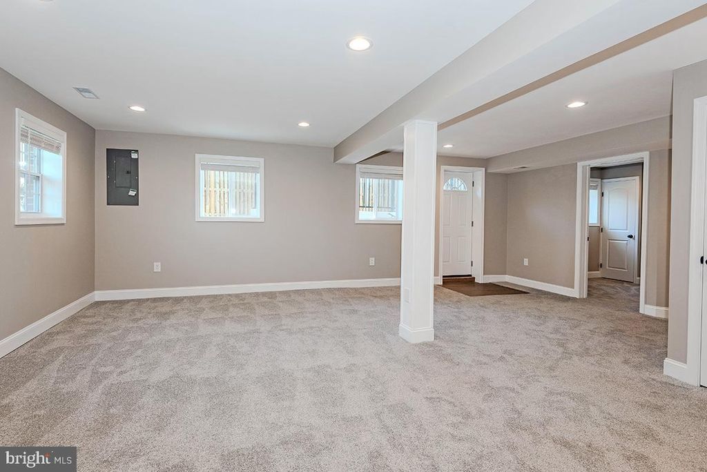 Image 27 of property listing at 7730 MIDDLEGATE CT, Pasadena, MD 21122
