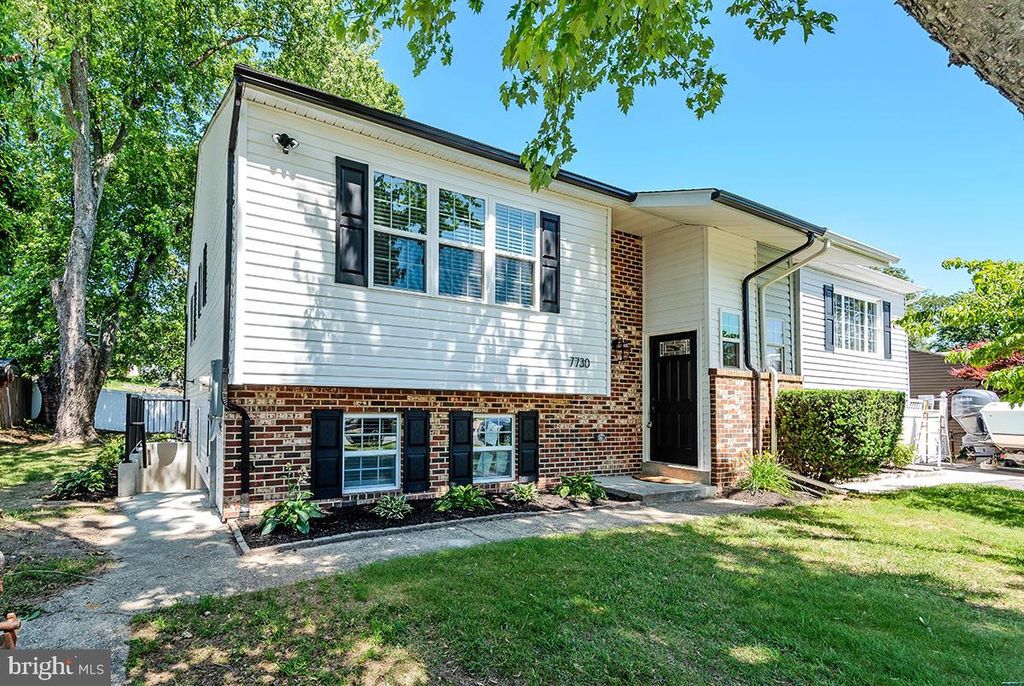 Image 3 of property listing at 7730 MIDDLEGATE CT, Pasadena, MD 21122