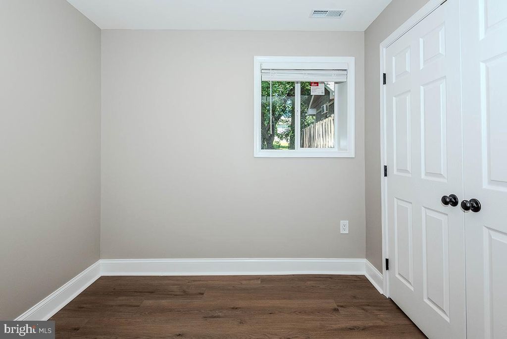 Image 31 of property listing at 7730 MIDDLEGATE CT, Pasadena, MD 21122