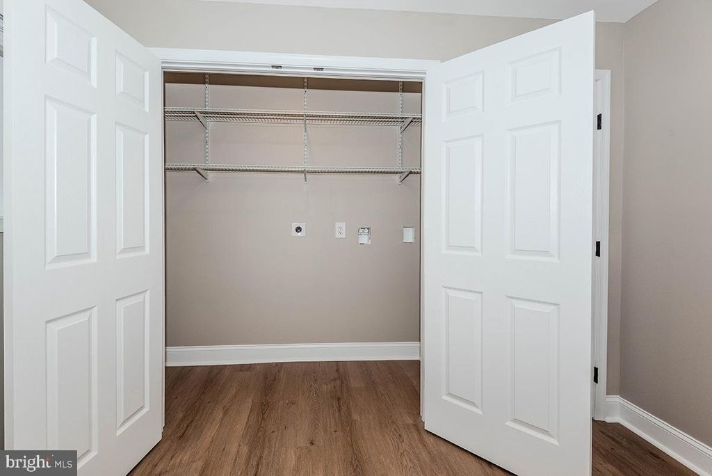 Image 32 of property listing at 7730 MIDDLEGATE CT, Pasadena, MD 21122