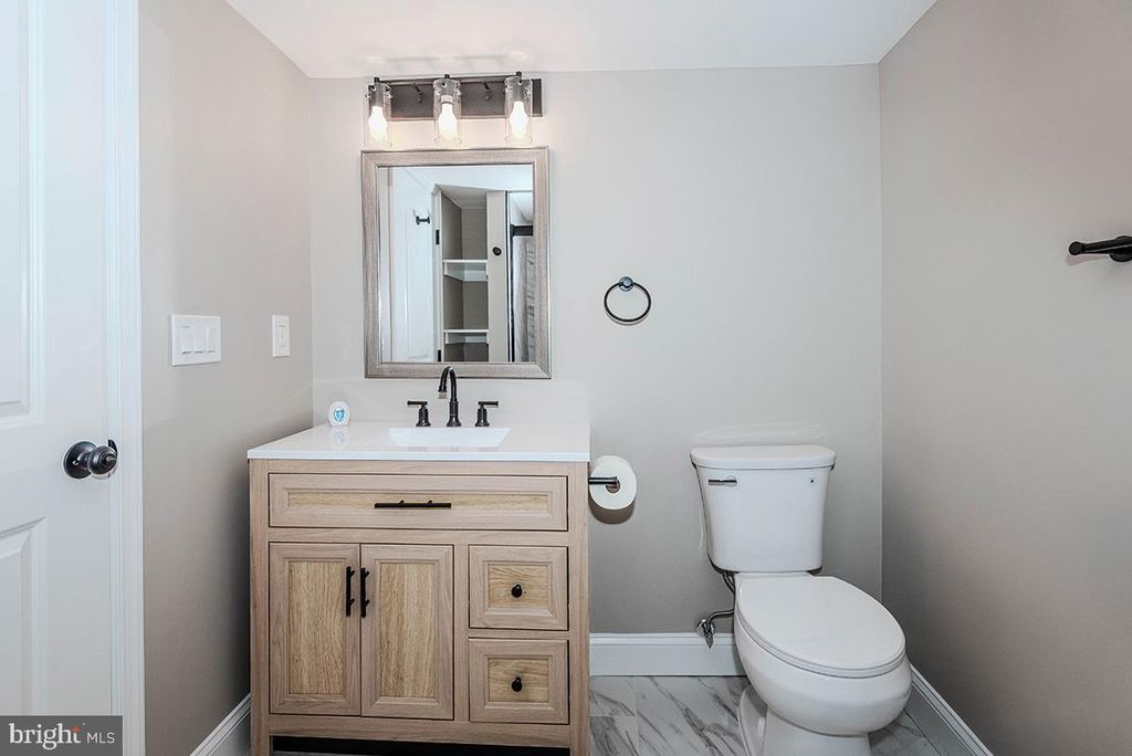 Image 34 of property listing at 7730 MIDDLEGATE CT, Pasadena, MD 21122