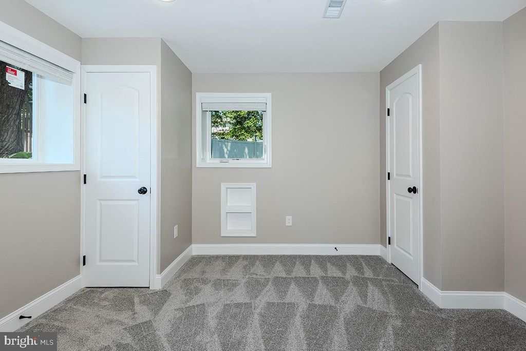 Image 36 of property listing at 7730 MIDDLEGATE CT, Pasadena, MD 21122